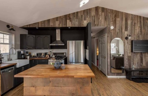 Roscoe House | Hot Tub, Fire Pit, 5 Acre View | Rustic Chic Cabin
