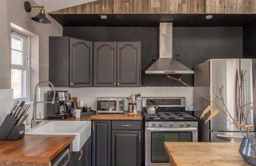 Roscoe House | Hot Tub, Fire Pit, 5 Acre View | Rustic Chic Cabin