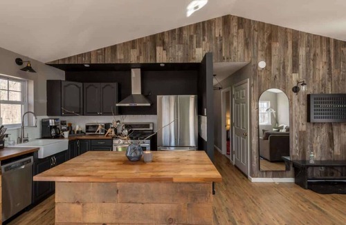 Roscoe House | Hot Tub, Fire Pit, 5 Acres | Cabin + Tiny House