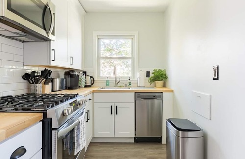 Kingston Apartment | Hot Tub - Fire Pit - BBQ - Hammock - Colonial