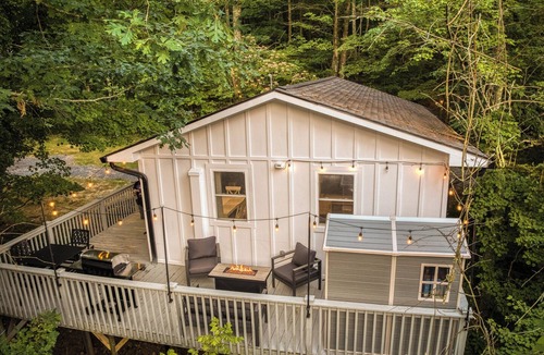 East Ellijay Cabin | Hot Tub, Fire Pit, BBQ, King-bed, Pet-friendly