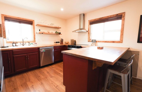 Oroville Cottage | Hot Tub Fire Pit BBQ Views AC