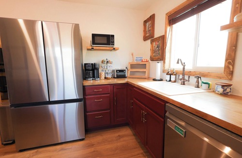 Oroville Cottage | Hot Tub Fire Pit BBQ Views AC