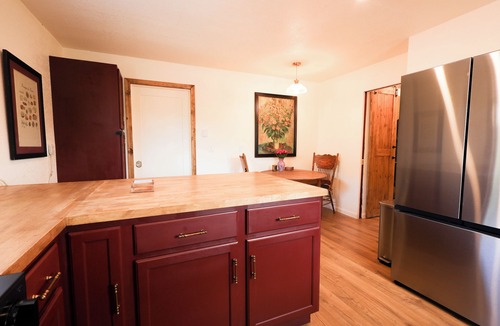 Oroville Cottage | Hot Tub Fire Pit BBQ Views AC