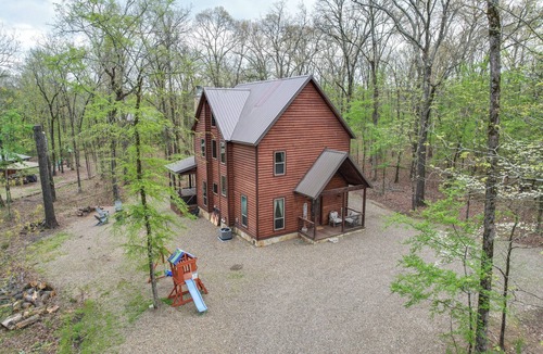 Broken Bow Cottage | Hot Tub & Fire Pit: Broken Bow Retreat!
