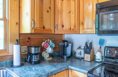 Qualla Cabin | Hot Tub - Fire Pit - Covered Porch