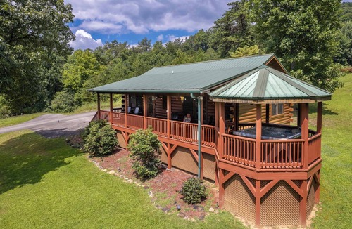 Qualla Cabin | Hot Tub - Fire Pit - Covered Porch