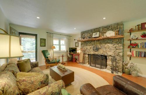 Cherokee House | Hot Tub & Fire Pit! Creekfront Bryson City Cabin