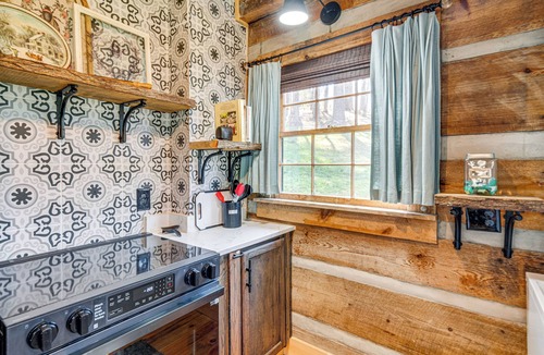 Cherokee Cottage | Hot Tub, Fire Pit & Creek Access: Whittier Cabin!