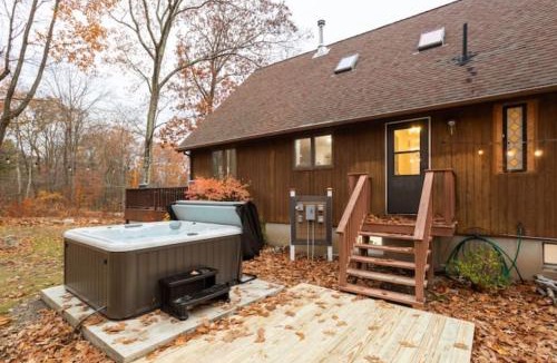 Kerhonkson House | Hot Tub-Fire Pit-Deck-BBQ-Spacious-Hiking