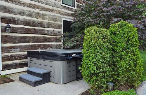 Pine Bush House | Hot Tub & Fire Pit! Eclectic Ulster County Cabin
