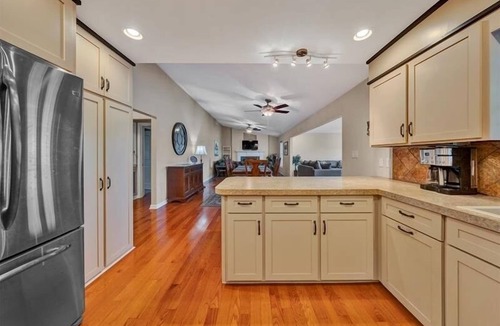 Huddleston House | HOT TUB, FIRE PIT, PET FRIENDLY! Come visit 'Longhaven"!