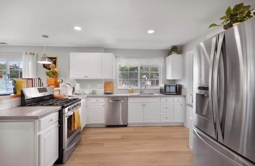 Los Alamos House | Hot Tub, Fire Pit, Pet Friendly, Walk to Bell St