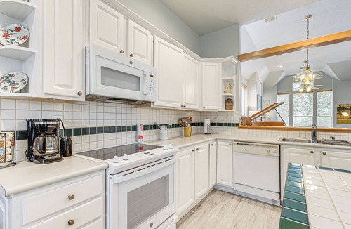 Indian Springs Cottage | Hot Tub, Fire Pit: Retreat in The Woodlands!