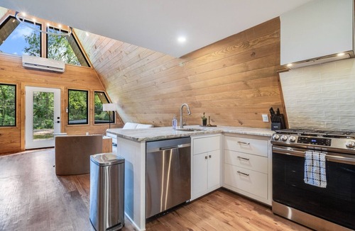New Iberia Cabin | -Hot Tub & Fire Pit- Relaxing, Modern A-Frame Cabin near Rip Van Winkle Gardens