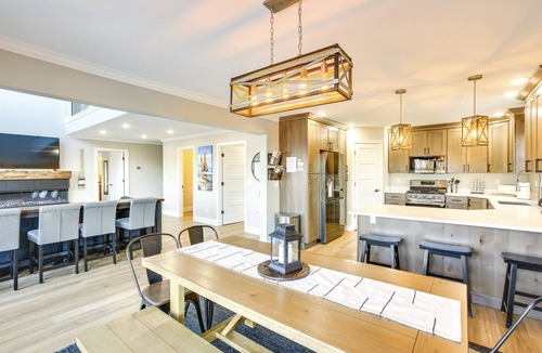 Suttons Bay House | Hot Tub & Fire Pit: Suttons Bay Home Near Wineries