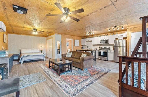 Eureka Springs Apartment | Hot Tub, Fire Pit, Pet Friendly, 1/2 mile to lake