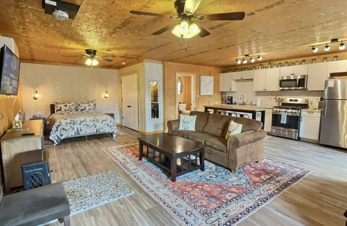 Eureka Springs Apartment | Hot Tub, Fire Pit, Pet Friendly, 1/2 mile to lake