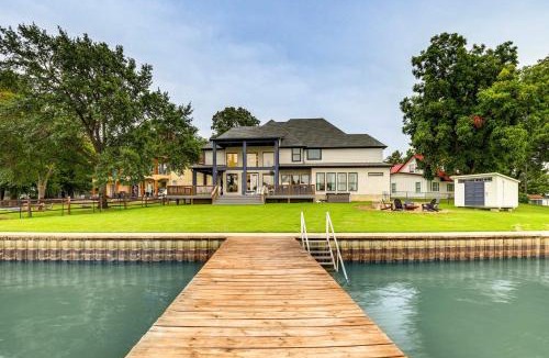 Gun Barrel City House | Hot Tub, Fire Pit! High-End Cedar Creek Lake Haven