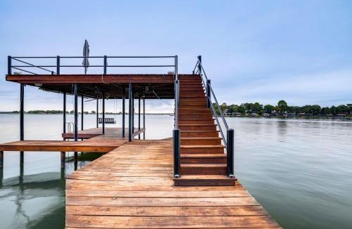 Gun Barrel City House | Hot Tub, Fire Pit! High-End Cedar Creek Lake Haven