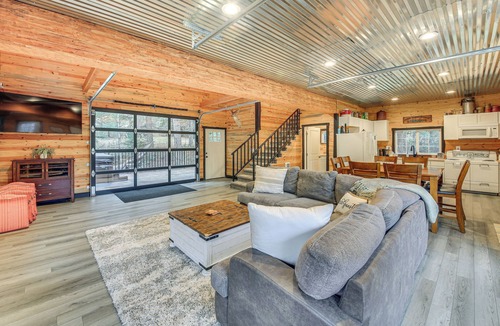 Priest River Cabin | Hot Tub & Fire Pit: Getaway on Pend Oreille River