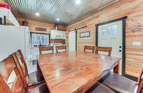 Priest River Cabin | Hot Tub & Fire Pit: Getaway on Pend Oreille River