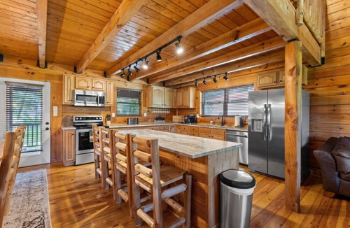 Stanton Cabin | Hot Tub, Fire Pit, WiFi, EV Charger | Biggie cabin near Red River Gorge, KY!