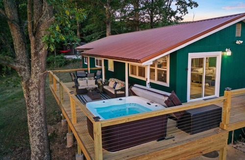 Omaha House | Hot Tub-Firepit-Bunkroom near Crick