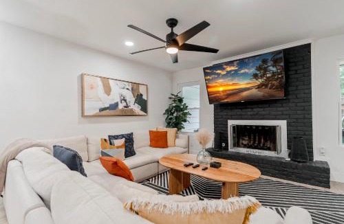 University Hills House | Hot Tub, Firepit & Giant Chess at Austin Hideaway