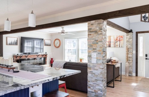 Shawnee House | Hot Tub & Firepit. King Bed. 15 min to KC