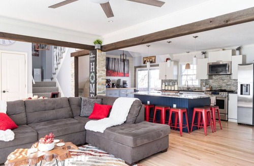 Shawnee House | Hot Tub & Firepit. King Bed. 15 min to KC