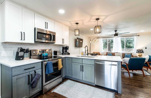 Lakewood House | Hot Tub, Firepit, Putt Putt, Family Friendly!