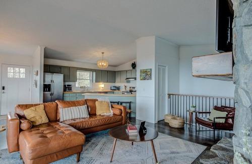 Beech Mountain Ski Chalet | Hot Tub Firepit Views Deck Dog Friendly