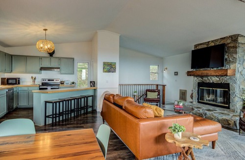 Beech Mountain Ski Chalet | Hot Tub Firepit Views Deck Dog Friendly