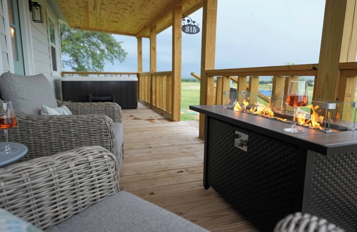 Fredericksburg Cottage | Hot Tub, Firepit, Pickleball, Luxury King Suite-Wine Trail