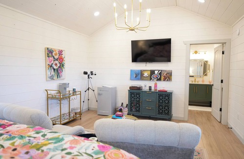 Fredericksburg Cottage | Hot Tub, Firepit, Pickleball, Luxury King Suite-Wine Trail