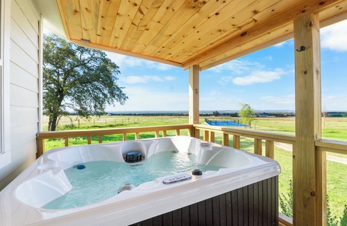 Fredericksburg Cottage | Hot Tub, Firepit, Pickleball, Luxury King Suite-Wine Trail