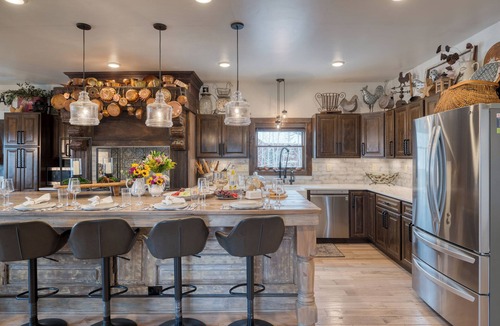 Elk Court Cabins House | Hot Tub, Firepit & Views, Sleeps 19 | Winterhaven Estate by AvantStay