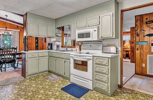 Huddleston House | HOT TUB & FOOSBALL TABLE! 2 to 3 Night Minimum Year 'Round! 1 Level Living!