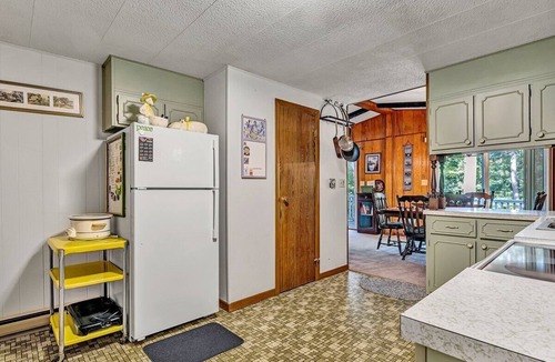 Huddleston House | HOT TUB & FOOSBALL TABLE! 2 to 3 Night Minimum Year 'Round! 1 Level Living!
