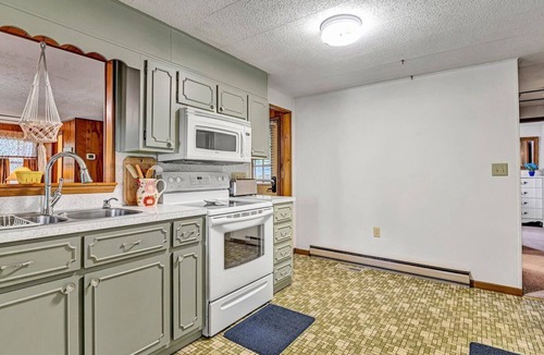 Huddleston House | HOT TUB & FOOSBALL TABLE! 2 to 3 Night Minimum Year 'Round! 1 Level Living!