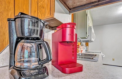 Huddleston House | HOT TUB & FOOSBALL TABLE! 2 to 3 Night Minimum Year 'Round! 1 Level Living!