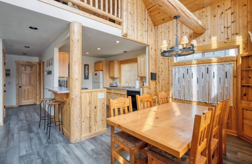 Redmond Cabin | Hot Tub, full resort access, Golf!