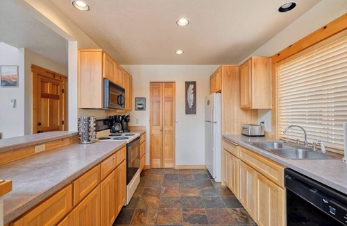 Redmond Cabin | Hot Tub, full resort access, Golf!