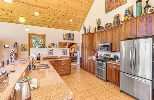 Show Low Cabin | Hot Tub + Game Room! 30-Acre Vernon Retreat