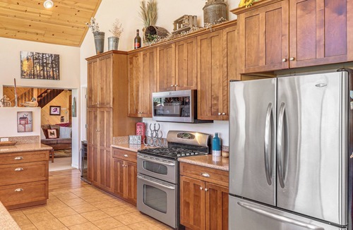 Show Low Cabin | Hot Tub + Game Room! 30-Acre Vernon Retreat