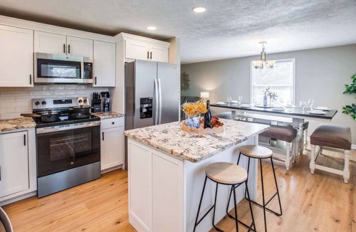 Rochester House | Hot Tub + Game Room | 5BR Retreat | Sleeps 16+