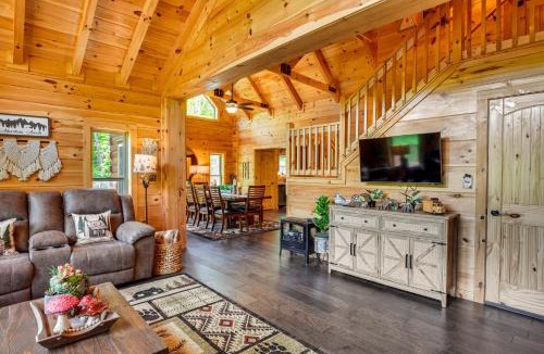 Elk Park House | Hot Tub & Game Room: Lakefront Cabin in Elk Park!