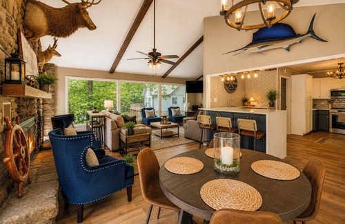 Afton House | Hot Tub + Game Room! Luxe Monkey Island Escape