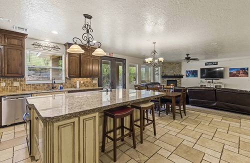 La Verkin House | Hot Tub Game Room. Sleeps 17. You Tube TV. 20 minutes to Zions Natl Park